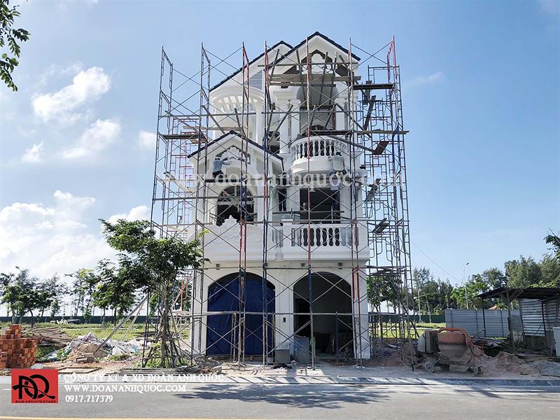 Thiết kế nhà Phan Thiết, Xây nhà trọn gói Phan Thiết, Thi công nhà trọn gói Phan Thiết, Thiết kế Thi công nội thất Phan Thiết Bình Thuận, Công ty Xây dựng Bình Thuận, Thiết kế nhà Bình Thuận, Xây nhà trọn gói Bình Thuận. Thi công trọn gói nhà phố Tân cổ điển 7x20 tại Ocean Dunes Phan Thiết